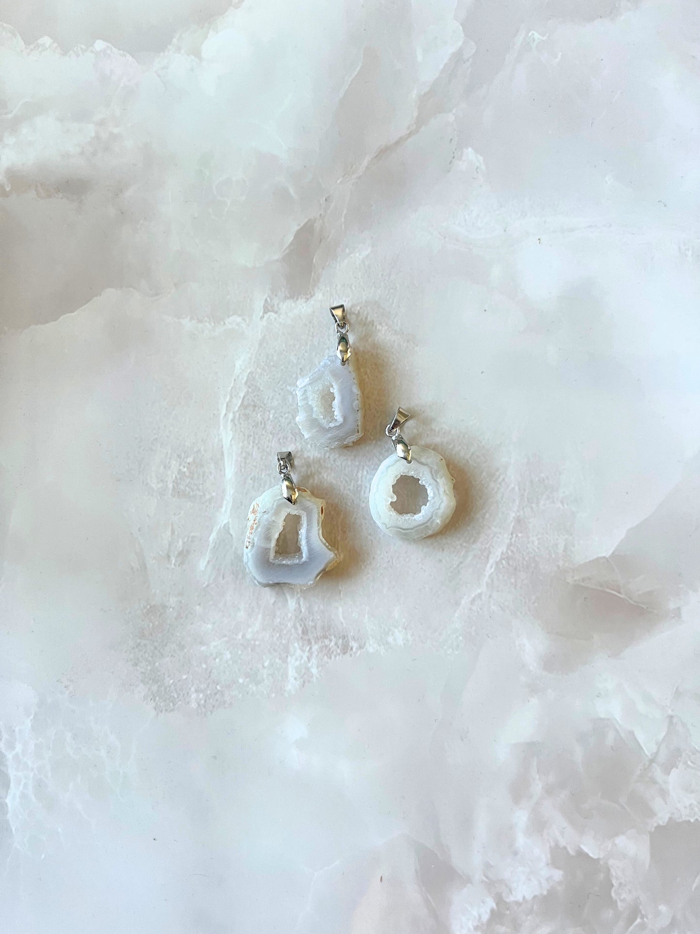 Agaat Hanger met Kristallisatie – Aarde & Innerlijke Rust