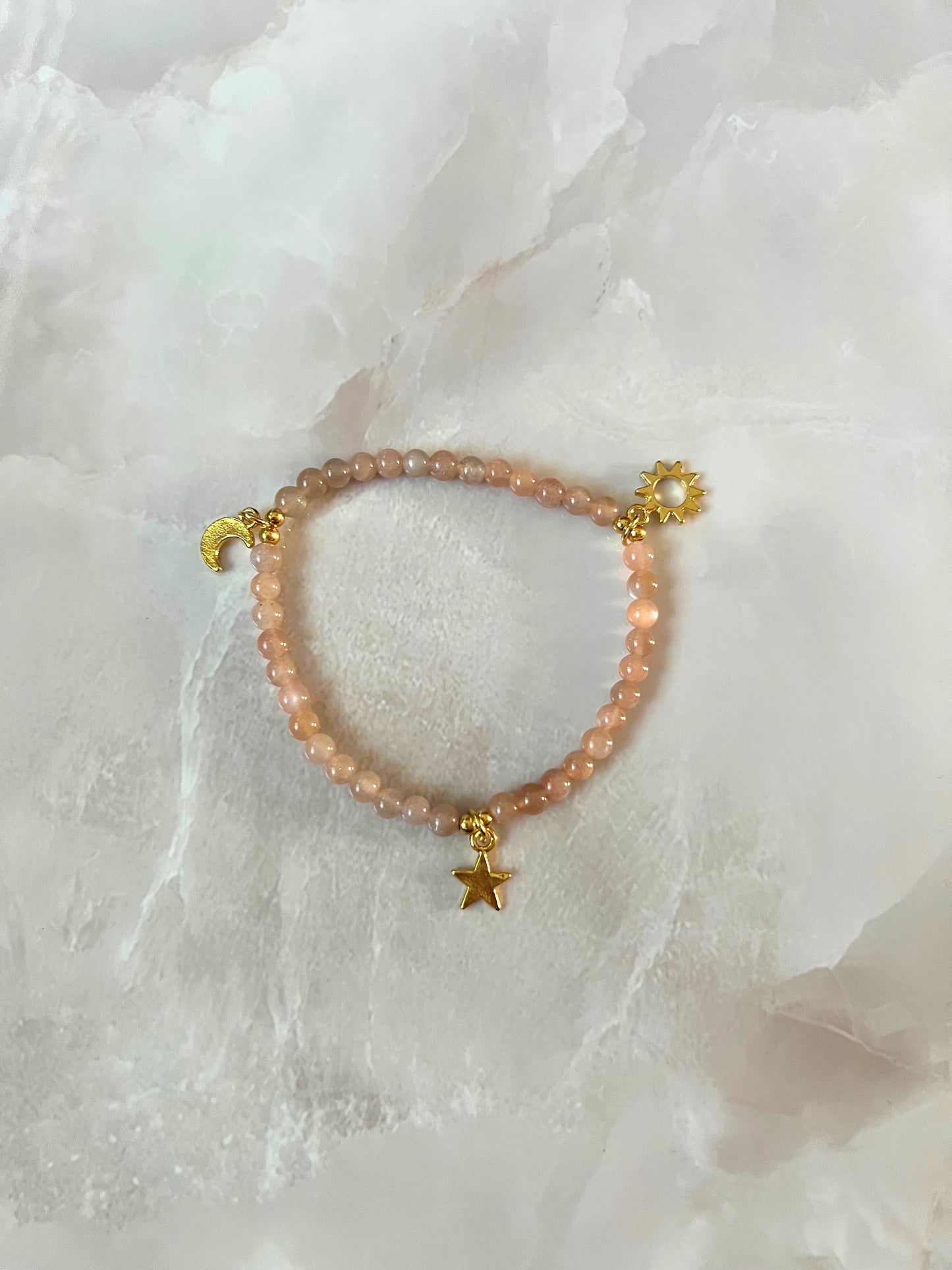Armband – Zonnesteen (4 mm) met maan, zon & ster bedel