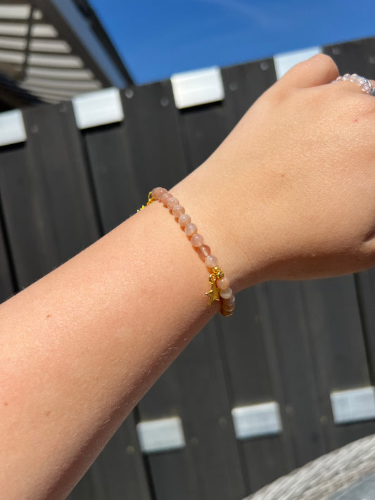 Armband – Zonnesteen (4 mm) met maan, zon & ster bedel