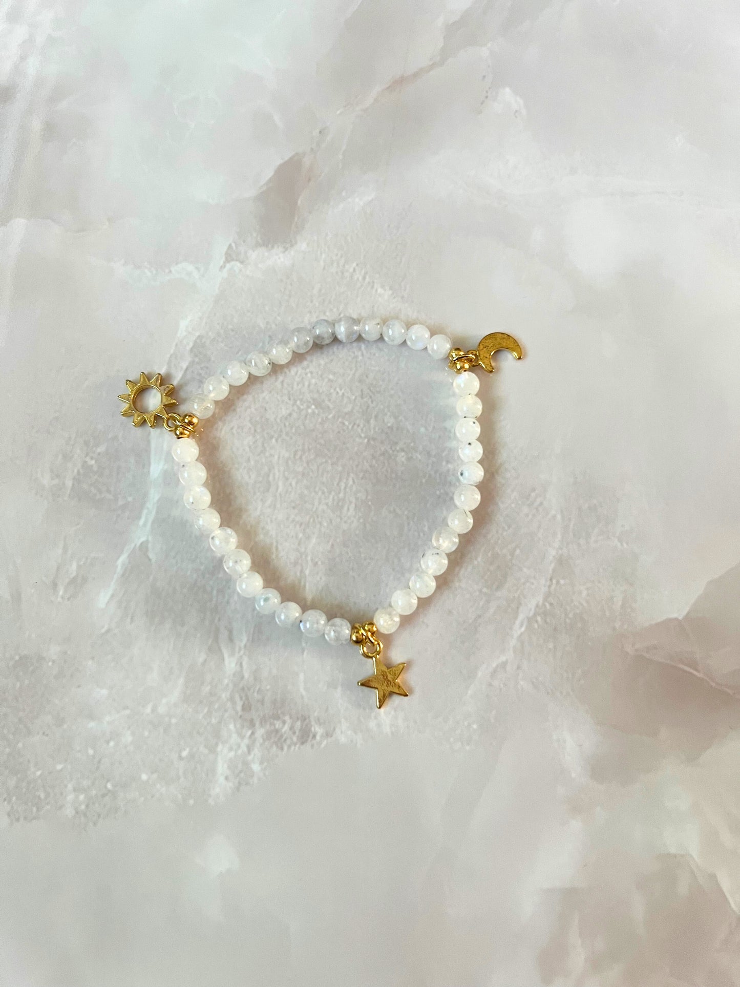 Armband – Maansteen (4 mm) met maan, zon & ster bedel